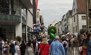 Die Westernstraße ist am letzten Tag des Liborifestes gut besucht. Grund ist auch der verkaufsoffene Sonntag. - Lisa Richter Die Westernstraße ist am letzten Tag des Liborifestes gut besucht. Grund ist auch der verkaufsoffene Sonntag. - Lisa Richter
