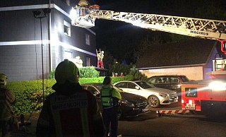 Einsatzkräfte retteten einen Mann am Von-Haxthausen-Weg in Paderborn. - Feuerwehr Paderborn Einsatzkräfte retteten einen Mann am Von-Haxthausen-Weg in Paderborn. - Feuerwehr Paderborn