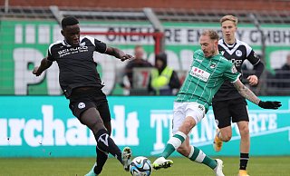 Arminia Bielefeld um Merveille Biankadi (l., im Zweikampf gegen Lübecks Marvin Thiel) und Sam Schreck hat wieder Zeit gebraucht, um in die Auswärtspartie zu finden. - IMAGO/Nordphoto Arminia Bielefeld um Merveille Biankadi (l., im Zweikampf gegen Lübecks Marvin Thiel) und Sam Schreck hat wieder Zeit gebraucht, um in die Auswärtspartie zu finden. - IMAGO/Nordphoto