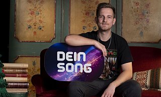 Philipp Göhring aus Harsewinkel rappt in seinem Song „Jedes Jahr“ über die Weihnachtsgeschenke, die auf den letzten Drücker gekauft werden. - ©Andrea Enderlein Philipp Göhring aus Harsewinkel rappt in seinem Song „Jedes Jahr“ über die Weihnachtsgeschenke, die auf den letzten Drücker gekauft werden. - ©Andrea Enderlein