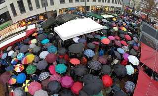 2019 war es auf dem Marktplatz proppevoll. Und das vermeintlich schlechte Wetter sorgte für ein ungeahnt farbenfrohes Foto aus der Vogelperspektive. - Thomas Kube 2019 war es auf dem Marktplatz proppevoll. Und das vermeintlich schlechte Wetter sorgte für ein ungeahnt farbenfrohes Foto aus der Vogelperspektive. - Thomas Kube