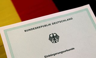 Mehrere Anwärter für die Einbürgerung hängen seit Monaten in der Luft. Sie sollen eine Staatsbürgerschaft ausschließen, die sie nie besessen haben. - Symbolfoto: picture alliance / dpa Mehrere Anwärter für die Einbürgerung hängen seit Monaten in der Luft. Sie sollen eine Staatsbürgerschaft ausschließen, die sie nie besessen haben. - Symbolfoto: picture alliance / dpa