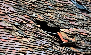 Besonders nach den Stürmen der vergangenen Tage sind Dachdecker gefragt, doch die Innung warnt. - (Symbolbild) Pixabay Besonders nach den Stürmen der vergangenen Tage sind Dachdecker gefragt, doch die Innung warnt. - (Symbolbild) Pixabay