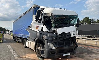 Der Fahrer wurde bei dem Unfall in seiner Kabine eingeklemmt. - FFW Warburg Der Fahrer wurde bei dem Unfall in seiner Kabine eingeklemmt. - FFW Warburg