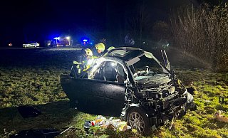Der Fahrer konnte sein völlig zerstörtes Fahrzeug-Wrack zwar selbstständig verlassen, musste aber mit leichten Verletzungen ins Krankenhaus gebracht werden. - Thorsten Heß Der Fahrer konnte sein völlig zerstörtes Fahrzeug-Wrack zwar selbstständig verlassen, musste aber mit leichten Verletzungen ins Krankenhaus gebracht werden. - Thorsten Heß