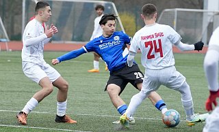 Arminias Efe Tirpan (Mitte) tunnelt im U19-Westfalenligaspiel Hamms Kenan Özdemir (24). - Peter Unger Arminias Efe Tirpan (Mitte) tunnelt im U19-Westfalenligaspiel Hamms Kenan Özdemir (24). - Peter Unger
