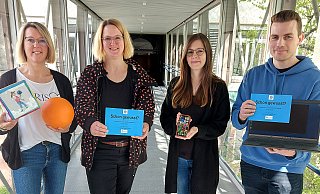 Petra Huppert-Buch (Sportjugend im Kreissportbund Höxter, v. l.), Sandra Wegener (Abteilung Soziale Dienste und Koordinatorin der Landesinitiative kinderstark – NRW schafft Chancen beim Kreis Höxter), Deborah Scherf (Abteilung Kinder Jugend und Familie des Kreises Höxter) und Steffen Brinkmann (vom Gesundheitsamt des Kreises Höxter) freuen sich auf die sechs Online-Reihen. - Kreis Höxter Petra Huppert-Buch (Sportjugend im Kreissportbund Höxter, v. l.), Sandra Wegener (Abteilung Soziale Dienste und Koordinatorin der Landesinitiative kinderstark – NRW schafft Chancen beim Kreis Höxter), Deborah Scherf (Abteilung Kinder Jugend und Familie des Kreises Höxter) und Steffen Brinkmann (vom Gesundheitsamt des Kreises Höxter) freuen sich auf die sechs Online-Reihen. - Kreis Höxter