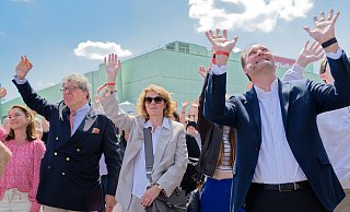Die Miele-Geschäftsführer Reinhard Zinkann (l.) und Markus Miele (r.) begrüßen mit Mieles Frau Katja Soehnle-Miele die feiernden Gäste in Gütersloh. - Stefan Derschum Die Miele-Geschäftsführer Reinhard Zinkann (l.) und Markus Miele (r.) begrüßen mit Mieles Frau Katja Soehnle-Miele die feiernden Gäste in Gütersloh. - Stefan Derschum