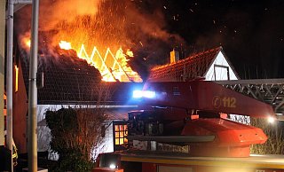 Die Flammen schlugen in der Silvesternacht meterhoch aus dem Dach des Wohnhauses in Porta Westfalica-Lerbeck. Foto: Polizei Minden-Lübbecke - Polizei Minden-Lübbecke Die Flammen schlugen in der Silvesternacht meterhoch aus dem Dach des Wohnhauses in Porta Westfalica-Lerbeck. Foto: Polizei Minden-Lübbecke - Polizei Minden-Lübbecke