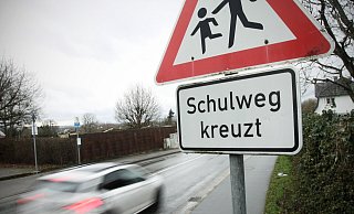 Der Hinweis auf kreuzende Schüler steht nur wenige Meter vor der Bushaltestelle auf der gegenüberliegenden Seite. - Felix Eisele Der Hinweis auf kreuzende Schüler steht nur wenige Meter vor der Bushaltestelle auf der gegenüberliegenden Seite. - Felix Eisele
