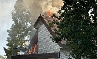 Flammen schlagen aus dem Dachstuhl eines Wohnhauses an der Heidsieker Heide in Jöllenbeck. - Jürgen Mahncke Flammen schlagen aus dem Dachstuhl eines Wohnhauses an der Heidsieker Heide in Jöllenbeck. - Jürgen Mahncke