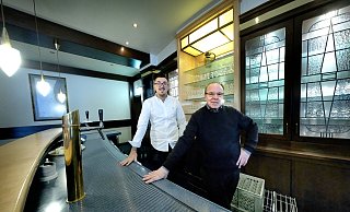 Wechsel hinter der Theke: Gastronom Rolf Heitmann (vorne) führt den Familienbetrieb in Pixel in dritter Generation. Doch jetzt geht der 69-Jährige in Rente und hat das Restaurant mit Saalbetrieb verkauft. Sein Nachfolger David Andric aus Oelde will den Betrieb ab dem 3. Januar 2024 fortführen. - Andreas Frücht Wechsel hinter der Theke: Gastronom Rolf Heitmann (vorne) führt den Familienbetrieb in Pixel in dritter Generation. Doch jetzt geht der 69-Jährige in Rente und hat das Restaurant mit Saalbetrieb verkauft. Sein Nachfolger David Andric aus Oelde will den Betrieb ab dem 3. Januar 2024 fortführen. - Andreas Frücht