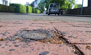 Hier standen bis vor einiger Zeits sogenannte Poller - die aber entfernt werden mussten, weil sie bei Dunkelheit gewisse Gefahren für Radfahrer mit sich brachten. Das ist jetzt vorbei. Dafür nimmt der Autoverkehr im Park zu. - Meiko Haselhorst Hier standen bis vor einiger Zeits sogenannte Poller - die aber entfernt werden mussten, weil sie bei Dunkelheit gewisse Gefahren für Radfahrer mit sich brachten. Das ist jetzt vorbei. Dafür nimmt der Autoverkehr im Park zu. - Meiko Haselhorst