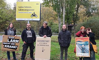 Vereins- und Vorstandsmitglieder vor dem kürzlich aufgestellen ADAC-Schild an der von Motorrädern stark frequentierten B241 in Lauenförde. - Privat Vereins- und Vorstandsmitglieder vor dem kürzlich aufgestellen ADAC-Schild an der von Motorrädern stark frequentierten B241 in Lauenförde. - Privat