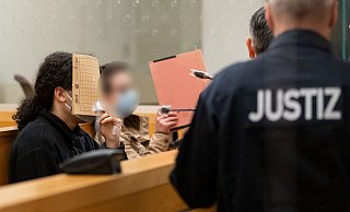 Das Pärchen, das einen 28-jährigen Bielefelder mit einem Tanto-Schwert getötet hat, steht erneut vor Gericht. - Peter Steffen/dpa Das Pärchen, das einen 28-jährigen Bielefelder mit einem Tanto-Schwert getötet hat, steht erneut vor Gericht. - Peter Steffen/dpa