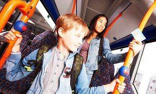 Wieder ohne Maske und mit neuem Ticket können viele Bielefelder Schüler jetzt Bus und Bahn fahren – und auch bis nach Münster oder Paderborn. Wenn sie denn dann fahren. Mobiel kündigt jetzt aber neue Maßnahmen gegen den Fahrermangel an. - Thorsten UlonskaAm Linkberg 2533619 Bielefeld0171/7777090 Wieder ohne Maske und mit neuem Ticket können viele Bielefelder Schüler jetzt Bus und Bahn fahren – und auch bis nach Münster oder Paderborn. Wenn sie denn dann fahren. Mobiel kündigt jetzt aber neue Maßnahmen gegen den Fahrermangel an. - Thorsten UlonskaAm Linkberg 2533619 Bielefeld0171/7777090