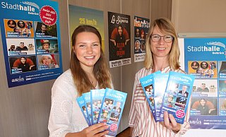 Anja Bauer, Geschäftsführerin der Stadthalle, und Azubi Jana Richter (l.) präsentieren die neuen Flyer mit dem neuen Kulturprogramm. - Uwe Müller Anja Bauer, Geschäftsführerin der Stadthalle, und Azubi Jana Richter (l.) präsentieren die neuen Flyer mit dem neuen Kulturprogramm. - Uwe Müller