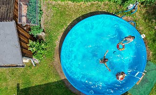 Ein Pool im eigenen Garten - besser geht es im Sommer nicht. Aber Achtung: Für manche Schwimmbecken braucht man in Gütersloh eine Genehmigung. - Symbolfoto/dpa Ein Pool im eigenen Garten - besser geht es im Sommer nicht. Aber Achtung: Für manche Schwimmbecken braucht man in Gütersloh eine Genehmigung. - Symbolfoto/dpa