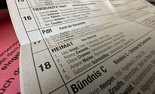 Die Partei Die Heimat war zuvor als NPD bekannt. Sie wird vom Verfassungsschutz beobachtet, gilt als rechtsextrem und Sammelbecken für Neonazis. - Lukas Brekenkamp Die Partei Die Heimat war zuvor als NPD bekannt. Sie wird vom Verfassungsschutz beobachtet, gilt als rechtsextrem und Sammelbecken für Neonazis. - Lukas Brekenkamp