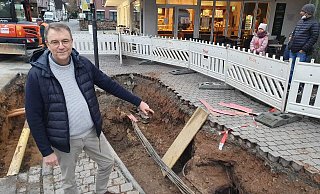 Geschäftsführer Elmar Düker zeigt die Stelle vor dem Eingang zur Sparkasse. - Thomas Kube Geschäftsführer Elmar Düker zeigt die Stelle vor dem Eingang zur Sparkasse. - Thomas Kube