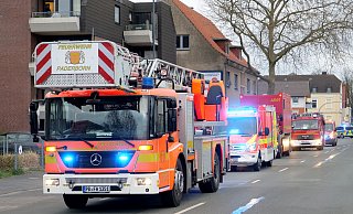 Rund 45 Feuerwehrleute löschen am Karfreitag einen Kellerbrand in einem Mehrfamilienhaus an der Elsener Straße. - Ralph Meyer Rund 45 Feuerwehrleute löschen am Karfreitag einen Kellerbrand in einem Mehrfamilienhaus an der Elsener Straße. - Ralph Meyer