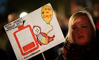 Ausgebrannte Erzieherinnen fordern bei Verdi-Demonstrationen bessere Arbeitsbedingungen. - picture alliance/dpa Ausgebrannte Erzieherinnen fordern bei Verdi-Demonstrationen bessere Arbeitsbedingungen. - picture alliance/dpa