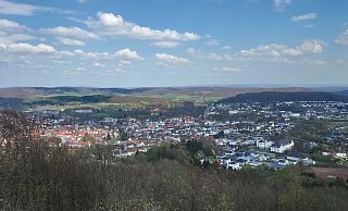 Besucher können den Blick über Bad Driburg und weit ins Land vom Kaiser-Karls-Turm aus genießen. - Doris Dietrich Besucher können den Blick über Bad Driburg und weit ins Land vom Kaiser-Karls-Turm aus genießen. - Doris Dietrich
