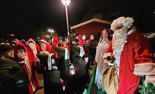 Der Weihnachtsengel und der Nikolaus begeistern besonders die Kinder in Rödinghausen. - Florian Weyand Der Weihnachtsengel und der Nikolaus begeistern besonders die Kinder in Rödinghausen. - Florian Weyand