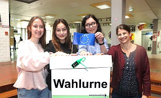 Vier Frauen begründen in der Regenbogen-Gesamtschule, warum sie es für sehr wichtig halten, zur Europawahl zu gehen: Marina Potschazki (v.l.), Hanna Strathmann, Nuran Kalinci und Ilka Schoppe wollen mit der Wahl die Demokratie stärken. - Andreas Sundermeier Vier Frauen begründen in der Regenbogen-Gesamtschule, warum sie es für sehr wichtig halten, zur Europawahl zu gehen: Marina Potschazki (v.l.), Hanna Strathmann, Nuran Kalinci und Ilka Schoppe wollen mit der Wahl die Demokratie stärken. - Andreas Sundermeier