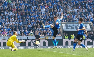Leon Schneider macht das Bein lang, verpasst es jedoch, den Ball im Tor des Halleschen FC unterzubringen. - Andreas Zobe Leon Schneider macht das Bein lang, verpasst es jedoch, den Ball im Tor des Halleschen FC unterzubringen. - Andreas Zobe