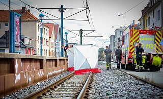 Die Feuerwehr hat an der Unglücksstelle an der Herforder Straße einen Sichtschutz aufgebaut. - Mike-Dennis Mueller Die Feuerwehr hat an der Unglücksstelle an der Herforder Straße einen Sichtschutz aufgebaut. - Mike-Dennis Mueller