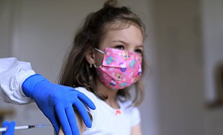 Derzeit empfiehlt die Stiko die Impfung für Kindern von fünf bis elf Jahren, die Risikofaktoren für einen schweren Covid-19-Verlauf oder Angehörige mit hohem Risiko haben. Nach individueller Aufklärung können Eltern auch ihre gesunden Kinder impfen lassen. - picture alliance / Laci Perenyi Derzeit empfiehlt die Stiko die Impfung für Kindern von fünf bis elf Jahren, die Risikofaktoren für einen schweren Covid-19-Verlauf oder Angehörige mit hohem Risiko haben. Nach individueller Aufklärung können Eltern auch ihre gesunden Kinder impfen lassen. - picture alliance / Laci Perenyi