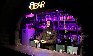 Marek Müller hinter der Theke der zweiten Bar an der Tanzfläche. Die Wand haben die Männer beim Umbau selbst durchgebrochen, um die Bar möglich zu machen. - Lena Kley Marek Müller hinter der Theke der zweiten Bar an der Tanzfläche. Die Wand haben die Männer beim Umbau selbst durchgebrochen, um die Bar möglich zu machen. - Lena Kley