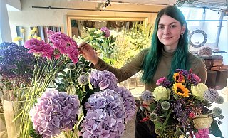 Merle Lödige mag es farbenfroh, das bringt sie nicht nur mit ihrer Haarfarbe, sondern auch mit ihren Werken, die sie bei der Arbeit gestaltet, zum Ausdruck. - Michaela Weiße Merle Lödige mag es farbenfroh, das bringt sie nicht nur mit ihrer Haarfarbe, sondern auch mit ihren Werken, die sie bei der Arbeit gestaltet, zum Ausdruck. - Michaela Weiße