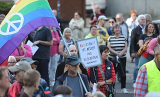 Rund 300 Bürgerinnen und Bürger kamen zur Demo für Demokratie und Vielfalt vor die Auferstehungskirche. - Nicole Sielermann Rund 300 Bürgerinnen und Bürger kamen zur Demo für Demokratie und Vielfalt vor die Auferstehungskirche. - Nicole Sielermann
