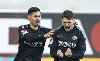 Paderborns Florent Muslija (r.) jubelt nach seinem Tor zum 1:0 mit Paderborns Raphael Obermair. - David Inderlied Paderborns Florent Muslija (r.) jubelt nach seinem Tor zum 1:0 mit Paderborns Raphael Obermair. - David Inderlied