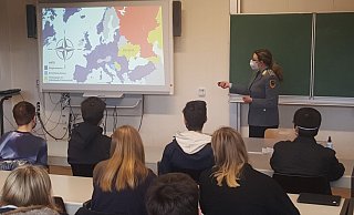 Hauptmann Lena Lehmann berichtet vor Schülerinnen und Schülern der 10. Jahrgangsstufe im Hüffertgymnasium über die Lage. - Dieter Scholz Hauptmann Lena Lehmann berichtet vor Schülerinnen und Schülern der 10. Jahrgangsstufe im Hüffertgymnasium über die Lage. - Dieter Scholz