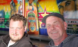 Paul Hammecke (l.) und sein Vater Thomas Hammecke sind genau wie ihre Eltern und Großeltern auf dem Rummel groß geworden. Mit Paul Hammeckes Sohn Paul Junior wächst die siebte Schausteller-Generation der Familie heran. - Lieselotte Hasselhoff Paul Hammecke (l.) und sein Vater Thomas Hammecke sind genau wie ihre Eltern und Großeltern auf dem Rummel groß geworden. Mit Paul Hammeckes Sohn Paul Junior wächst die siebte Schausteller-Generation der Familie heran. - Lieselotte Hasselhoff