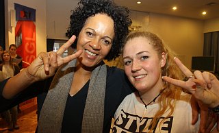 Mo Asumang posiert mit Maja vom Löhner Gymnasium. Asumang diskutierte bei der Veranstaltung mit Schülern über Rassismus. - Susanne Blersch Mo Asumang posiert mit Maja vom Löhner Gymnasium. Asumang diskutierte bei der Veranstaltung mit Schülern über Rassismus. - Susanne Blersch