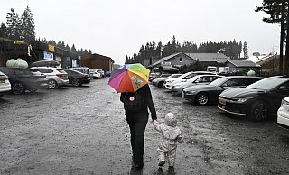 Eine Mutter geht mit ihrer Tochter im örtlichen Skigebiet im Sauerland am zweiten Weihnachtsfeiertag. Aufgrund der Temperaturen von 10 Grad und dem Regen ist nur auf Kunstschnee zu fahren. - Roberto Pfeil Eine Mutter geht mit ihrer Tochter im örtlichen Skigebiet im Sauerland am zweiten Weihnachtsfeiertag. Aufgrund der Temperaturen von 10 Grad und dem Regen ist nur auf Kunstschnee zu fahren. - Roberto Pfeil