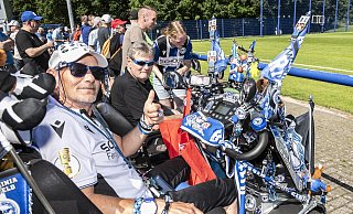 Die Fans des DSC Arminia zeigen sich beim Trainingsauftakt überwiegend zuversichtlich. - © Jörg Dieckmann - www. dieckmann-fotodesign.de Die Fans des DSC Arminia zeigen sich beim Trainingsauftakt überwiegend zuversichtlich. - © Jörg Dieckmann - www. dieckmann-fotodesign.de