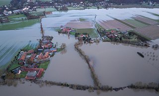 Die "Hallig Lohbusch": In dem Dehmer Ortsteil hat die weit über ihre Ufer hinaus getretene Weser mehrere Wohnhäuser und Bauernhöfe von der Außenwelt abgeschnitten. - Thorsten Ulonska Die "Hallig Lohbusch": In dem Dehmer Ortsteil hat die weit über ihre Ufer hinaus getretene Weser mehrere Wohnhäuser und Bauernhöfe von der Außenwelt abgeschnitten. - Thorsten Ulonska