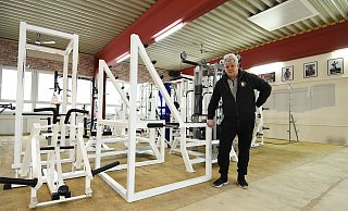 Einbrecher haben das Fitnessstudio "Hansi's Gym" in Paderborn zum Jahreswechsel komplett verwüstet. Den mit Buttersäure getränkten Boden haben Betreiber Hans-Jürgen Thiel und seine Helfer bereits entfernt. - Lena Henning Einbrecher haben das Fitnessstudio "Hansi's Gym" in Paderborn zum Jahreswechsel komplett verwüstet. Den mit Buttersäure getränkten Boden haben Betreiber Hans-Jürgen Thiel und seine Helfer bereits entfernt. - Lena Henning