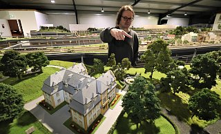 Neuer Rasen für den Kurpark: Das Modellareal vom Gräflichen Park wurde auf Vordermann gebracht. Der große Baum wurde nach einem Original aus den 1970er Jahren gestaltet. - David Schellenberg Neuer Rasen für den Kurpark: Das Modellareal vom Gräflichen Park wurde auf Vordermann gebracht. Der große Baum wurde nach einem Original aus den 1970er Jahren gestaltet. - David Schellenberg