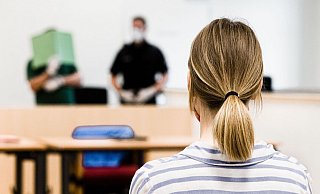 Vor Gericht gehen die Darstellungen des Angeklagten und seiner Ex-Frau weit auseinander. Der Staatsanwalt wirft Paul Z. mehrfache Vergewaltigung vor. - Verwendung weltweit Vor Gericht gehen die Darstellungen des Angeklagten und seiner Ex-Frau weit auseinander. Der Staatsanwalt wirft Paul Z. mehrfache Vergewaltigung vor. - Verwendung weltweit