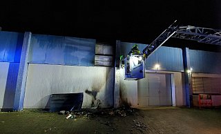 Zwei Müllcontainer werden durch die Flammen zerstört. Die Paderborner Feuerwehr kann eine weitere Ausbreitung unterbinden. - Feuerwehr Paderborn Zwei Müllcontainer werden durch die Flammen zerstört. Die Paderborner Feuerwehr kann eine weitere Ausbreitung unterbinden. - Feuerwehr Paderborn