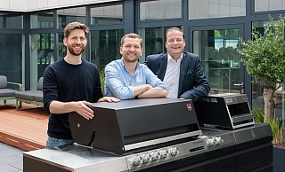 Seit 2021 haben Nils Wilde (v.l.), Alexander Luik und Gernot Trettenbrein die Entwicklung des G32 und der Otto Wilde Platttform vorangetrieben. Jetzt übernimmt Miele das Start-up vollständig. - Miele Seit 2021 haben Nils Wilde (v.l.), Alexander Luik und Gernot Trettenbrein die Entwicklung des G32 und der Otto Wilde Platttform vorangetrieben. Jetzt übernimmt Miele das Start-up vollständig. - Miele