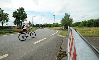 Am Kreisverkehr an der Lübbecker Straße gibt es schon ein paar Meter asphaltierter Straße für die Südost-Umgehung. Die sind mit Schildern abgesperrt und enden in der Botanik. - Joern Spreen-Ledebur Am Kreisverkehr an der Lübbecker Straße gibt es schon ein paar Meter asphaltierter Straße für die Südost-Umgehung. Die sind mit Schildern abgesperrt und enden in der Botanik. - Joern Spreen-Ledebur