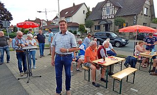 Der direkte Kontakt zum Bürger ist das, was sich Jürgen Berghahn uunter aktiver Politik vorstellt. Zum roten Grill nach Helpup kommen mehr als 60 Bürgerinnen und Bürger. - Gunter Held Der direkte Kontakt zum Bürger ist das, was sich Jürgen Berghahn uunter aktiver Politik vorstellt. Zum roten Grill nach Helpup kommen mehr als 60 Bürgerinnen und Bürger. - Gunter Held