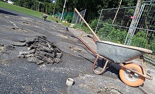 Mitarbeiter einer Garten- und Landschaftsbaufirma haben mit der Verdichtung der Bohrlöcher am Hunnebrocker Sportplatz begonnen. - Sven Hauhart Mitarbeiter einer Garten- und Landschaftsbaufirma haben mit der Verdichtung der Bohrlöcher am Hunnebrocker Sportplatz begonnen. - Sven Hauhart